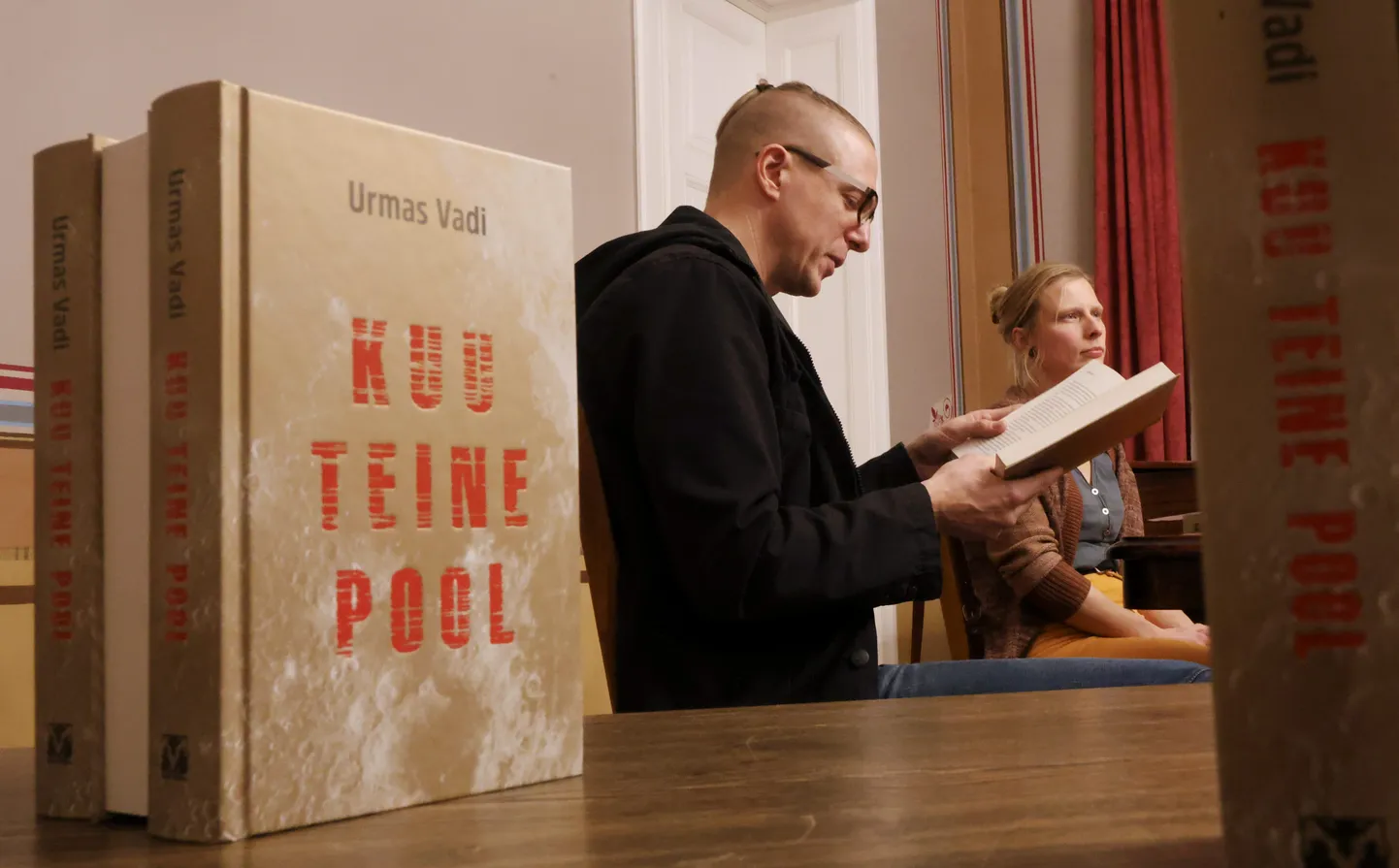 Urmas Vadi raamatu «Kuu teine pool» esitlusel.