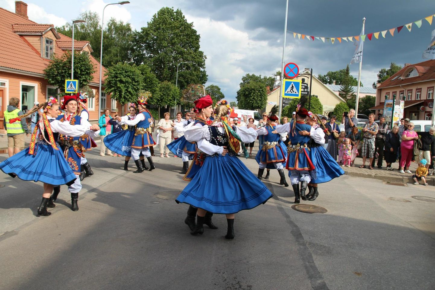 Festivali avaparaad on toonud linnatänavatele uhkeid tantsunumbreid. Tänavu traditsioonilist rongkäiku ega avakontserti
aga pole.