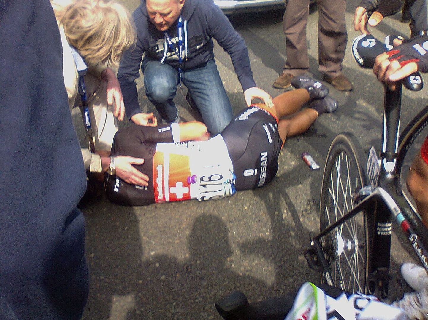Fabian Cancellara kukkus Flandria velotuuril joogipunktis ja murdis neljast kohast rangluu.