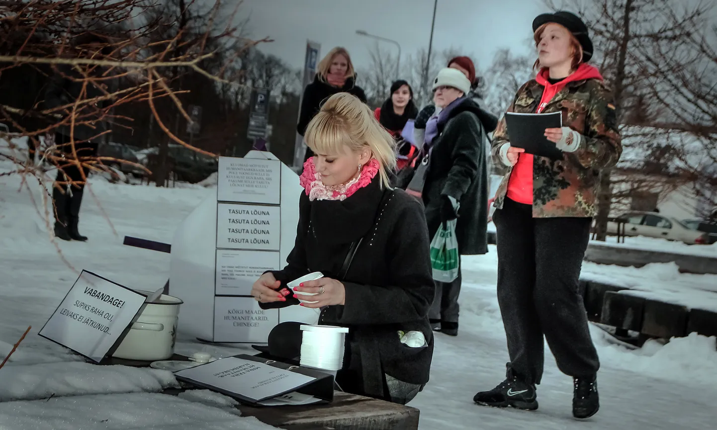 Pärnus Martensi väljakul toimus performance “Tasuta lõuna”.