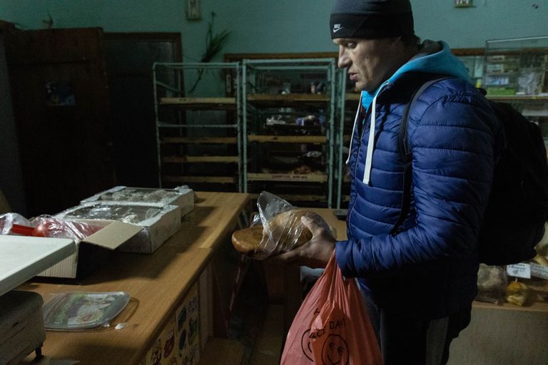 Dima ostab leiba Bahmuti kesklinna poes.