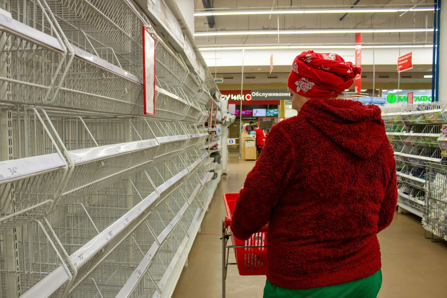 A woman looks at empty shelves in a supermarket in Moscow. There has been shortages of women's pads, diapers, En kvinde ser på tomme hylder i et supermarked i Moskva.