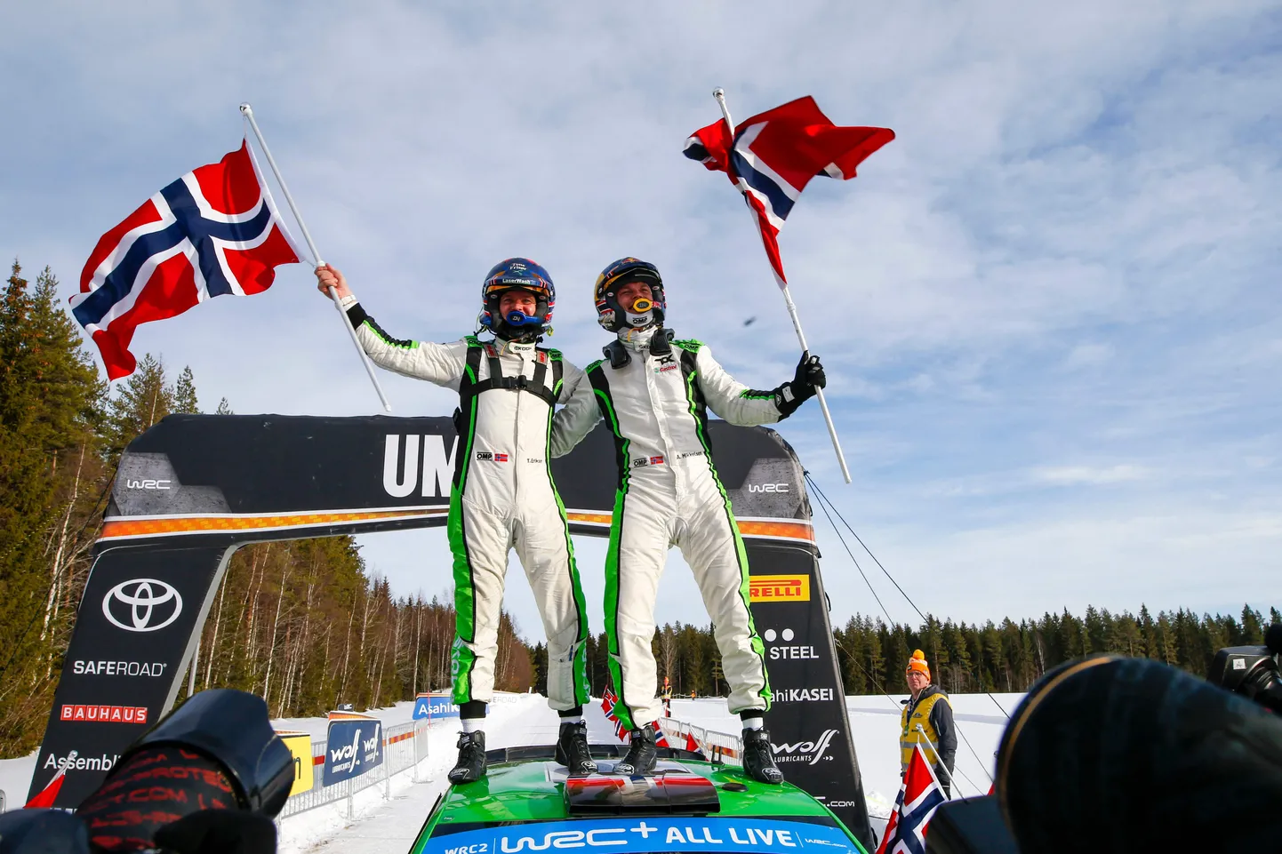 Andreas Mikkelsen (paremal) koos kaardilugeja Torstein Erikseniga tänavusel Rootsi MM-rallil.
