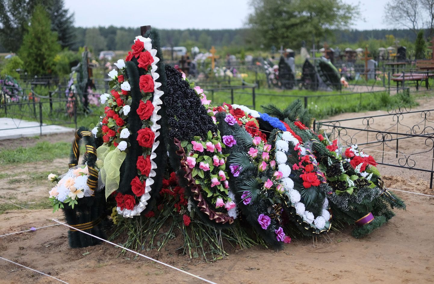 Dessantväelase haud Pihkva oblastis Võbutõs. Oletatavasti sai mees surma Donbassis.