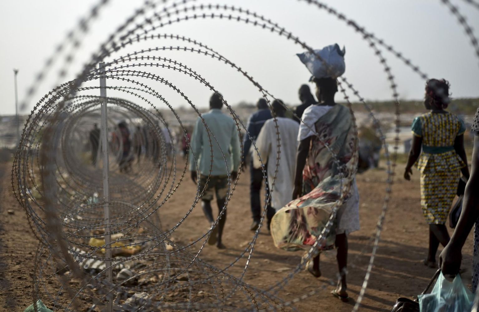 Sisepõgenikud kõndimas ÜRO baasi okastraataia ääres Lõuna-Sudaani pealinnas Jubas. Kodusõja ajal kasutasid valitsusväed vägistamist laialdaselt sõjarelvana, piinates ohvreid vahel tundide või päevade kaupa. Vägistamistelaine pole vaibunud ka pärast rahu sõlmimist riigis.