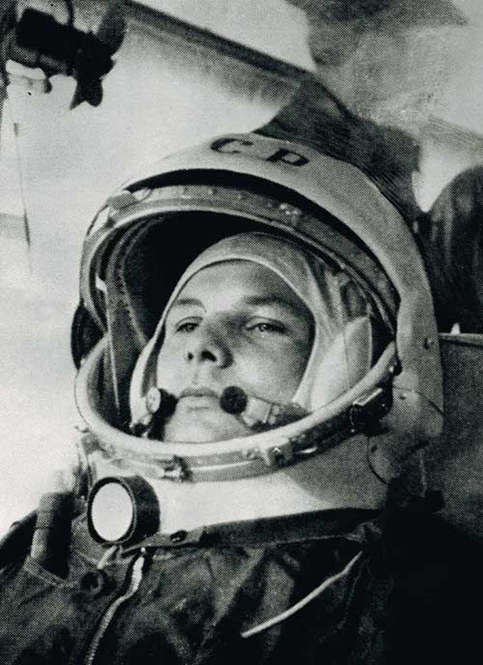 12. aprillil 1961. aastal sööstis 27-aastane Juri Gagarin kosmoseraketi Vostok 1 kapslis ilmaruumi, tegi tiiru ümber Maa ja naasis esimese inimesena elusalt Maa peale.