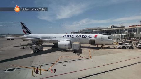 VIDEO ⟩ Pasažieri ne savas vainas dēļ nokavē lidojumu uz mājām. Kompensāciju nesaņem jau pusgadu