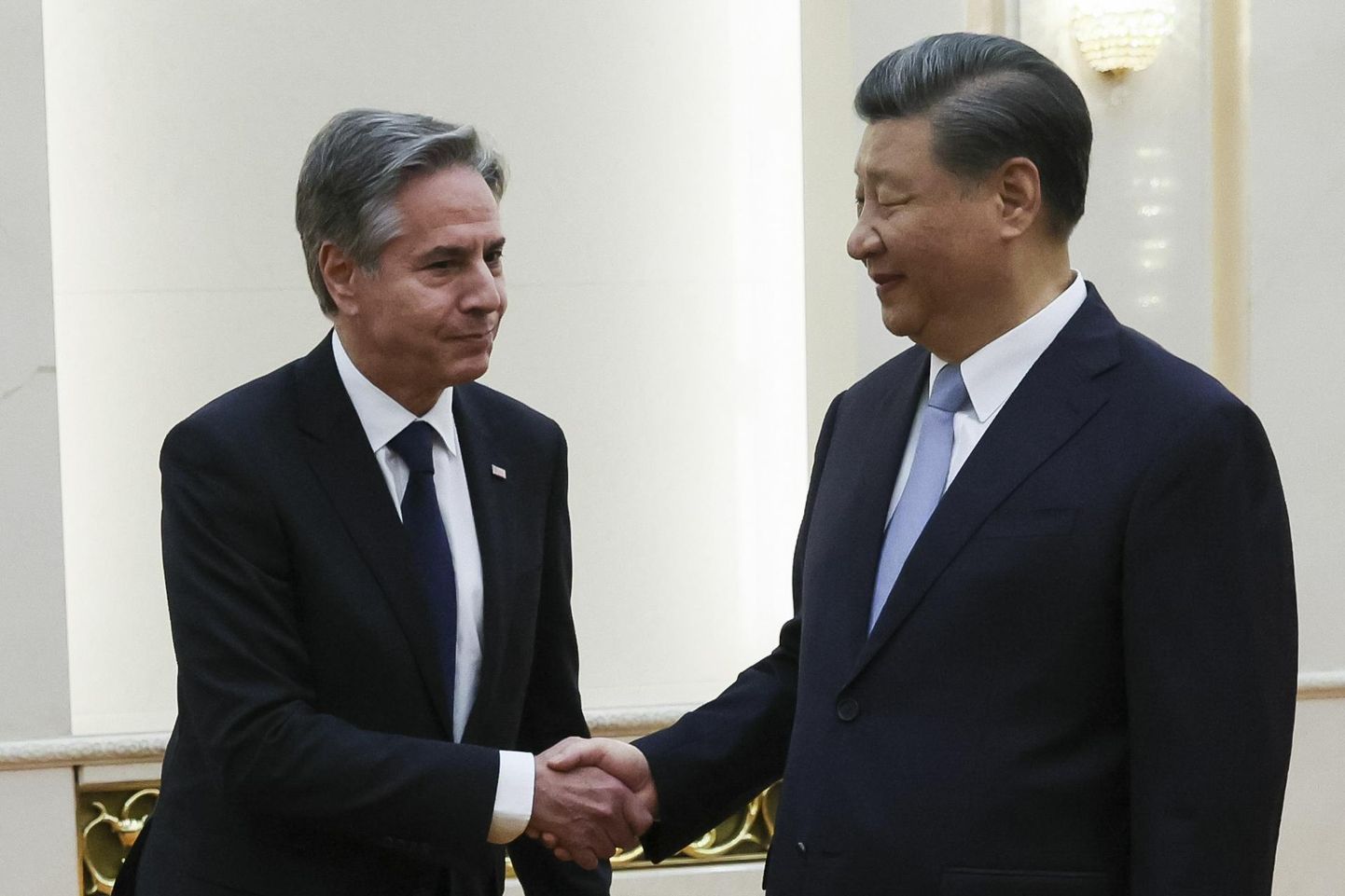 Ameerika Ühendriikide välisminister Antony Blinken kätlemas Hiina presidendi Xi Jinpingiga. 