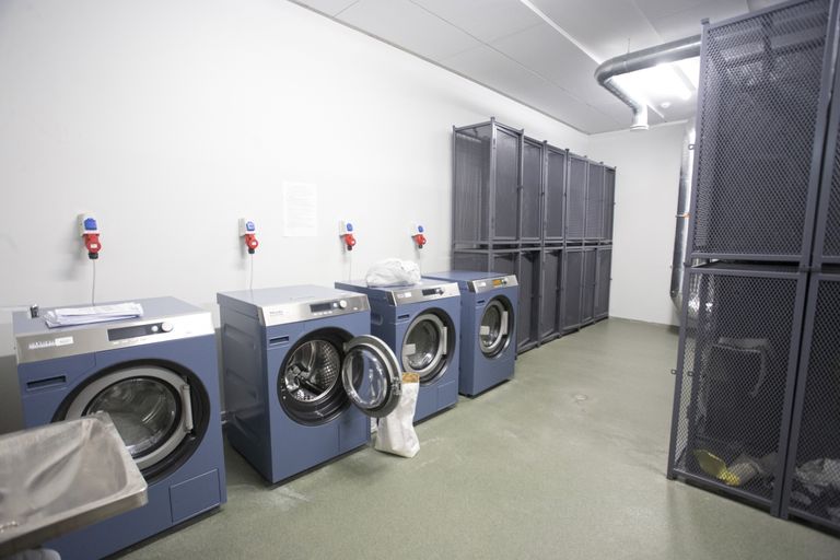 В казарме есть сушильная комната, где можно воспользоваться и стиральными машинами.