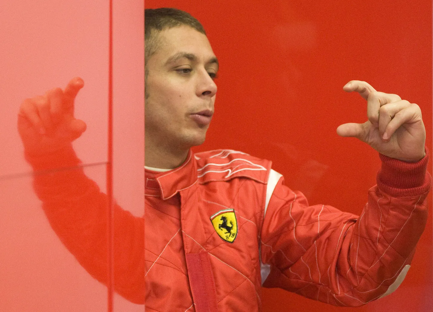 Valentino Rossi mullu sügisel Ferrari riietes.