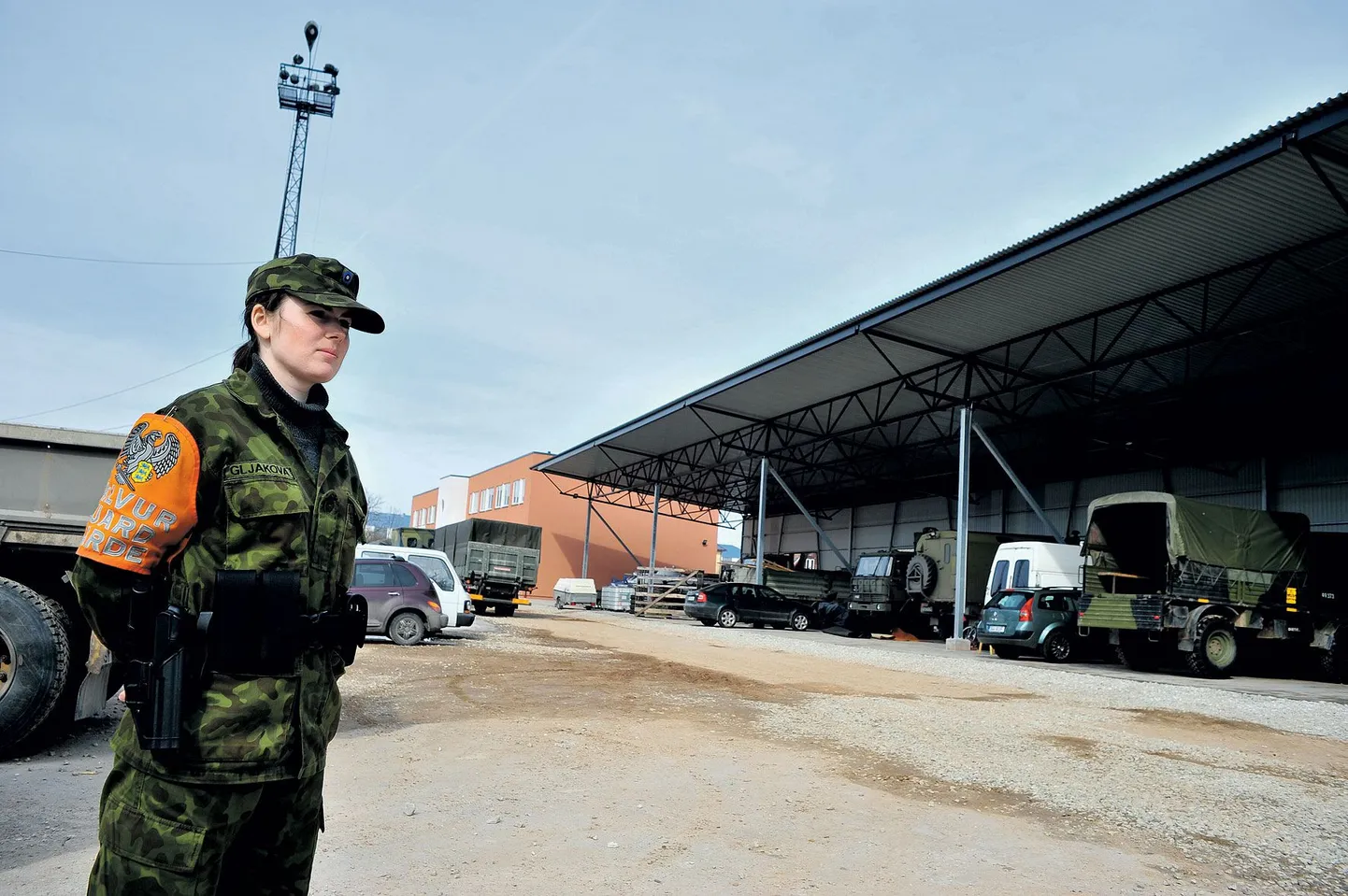 Kaitseliidu Tartu maleva õppe- ja tagalakeskuse valvur Irina Gljakova näitab eritehnika jaoks valminud katusealust. Taamal on näha ka uus lao- ja õppehoone. Lepingu järgi peaks keskuse ehitus olema lõppenud jaanuariks 2012.