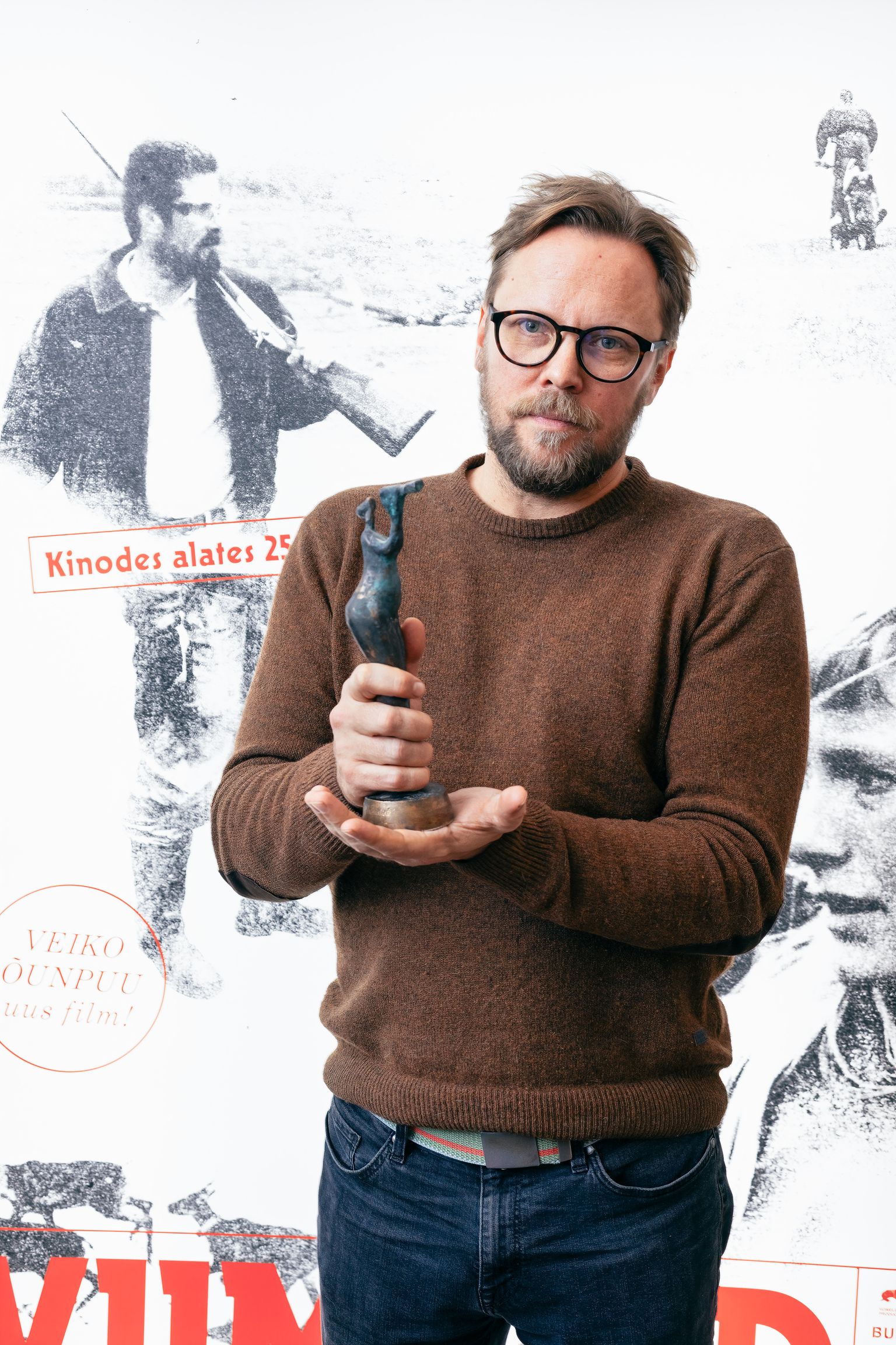 Neitsi Maali laureaat, filmi «Viimased» režissöör Veiko Õunpuu koos auhinnakujuga.