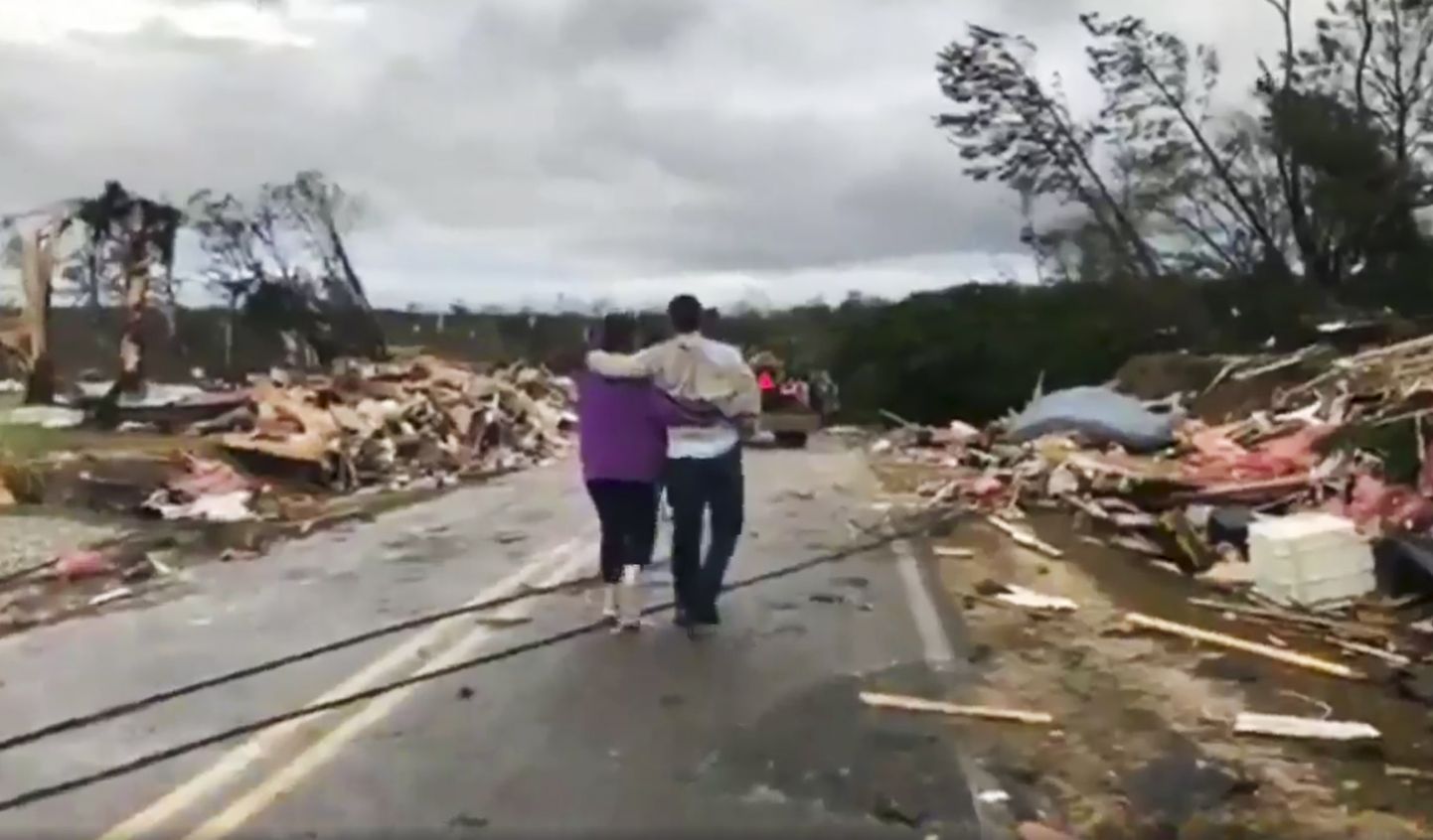 Tornaado hävitustöö USA Alabama osariigis Lee maakonnas.