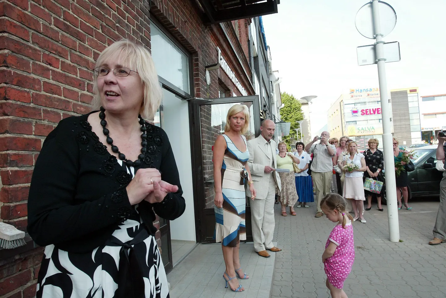 Tiina Tammer (esiplaanil) Tammeri raamatuäri avamisel Rakveres.