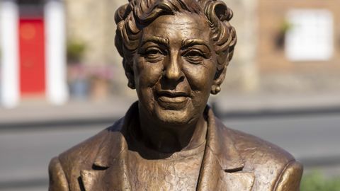 PILDID ⟩ Inglismaa linnakeses avati Agatha Christie auks vapustav kuju. Miks just selline?