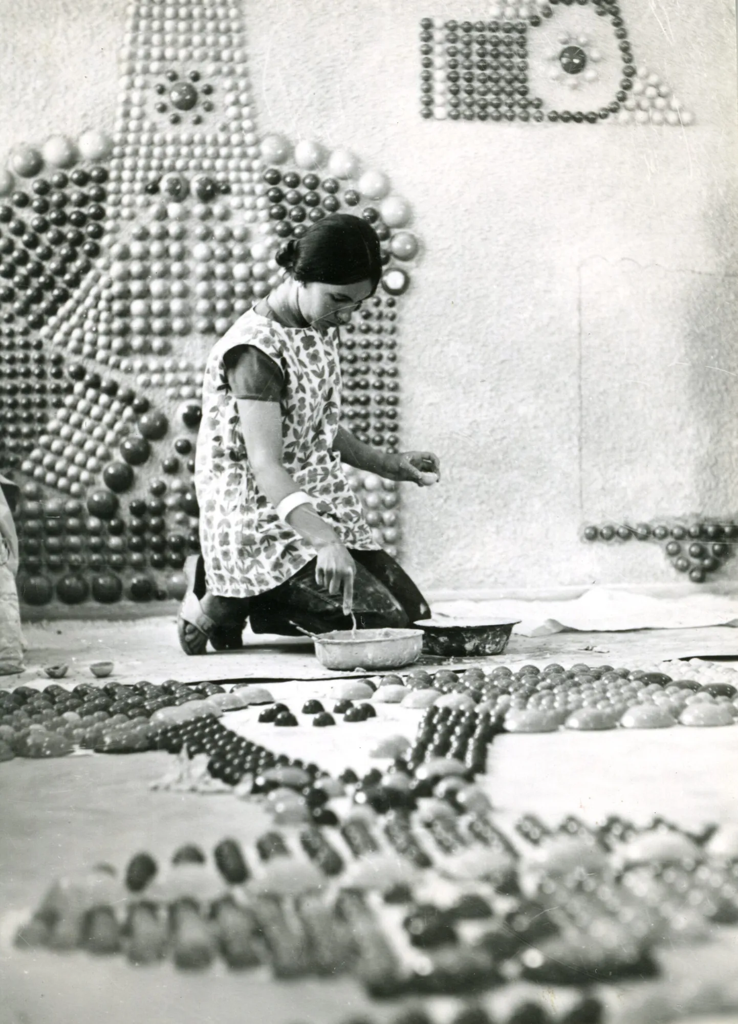 Anu Rank-Soans Kurtna Linnukasvatuse Katsejaamas pannood lõpetamas,1967.