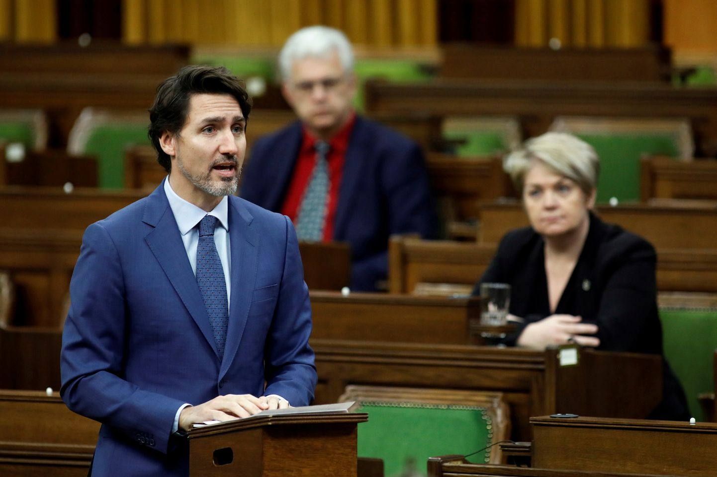 Kanada peaminister Justin Trudeau parlamendi alamkojas kõnet pidamas.