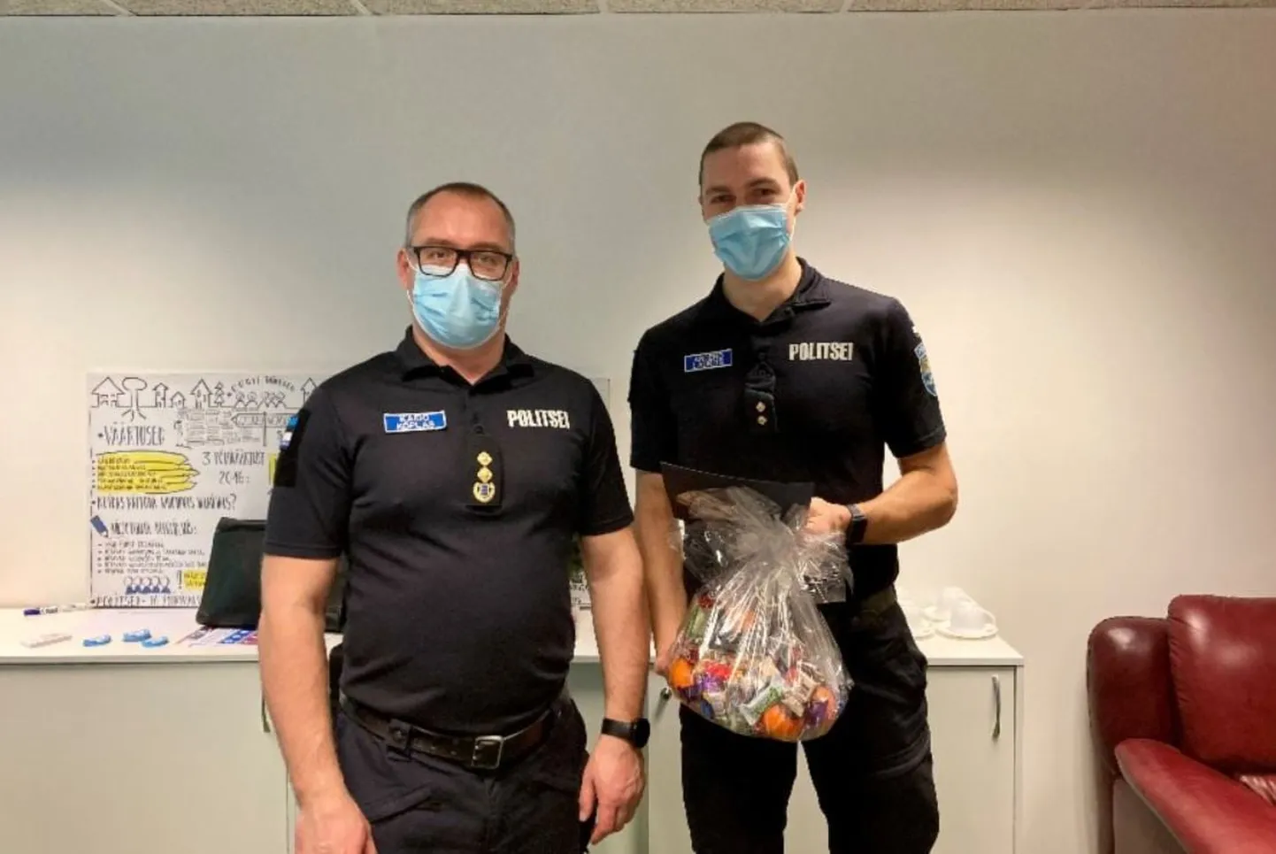 Lääne prefekt Kaido Kõplas ja patrullpolitseinik Andero Laurits Kuressaare politseijaoskonnas.