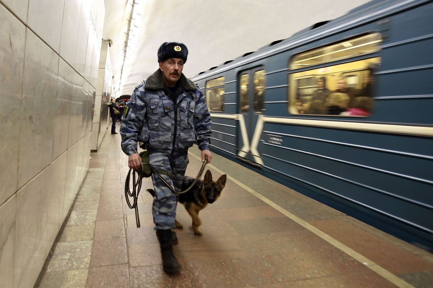 Miilits koos koeraga Lubjanka jaamas.