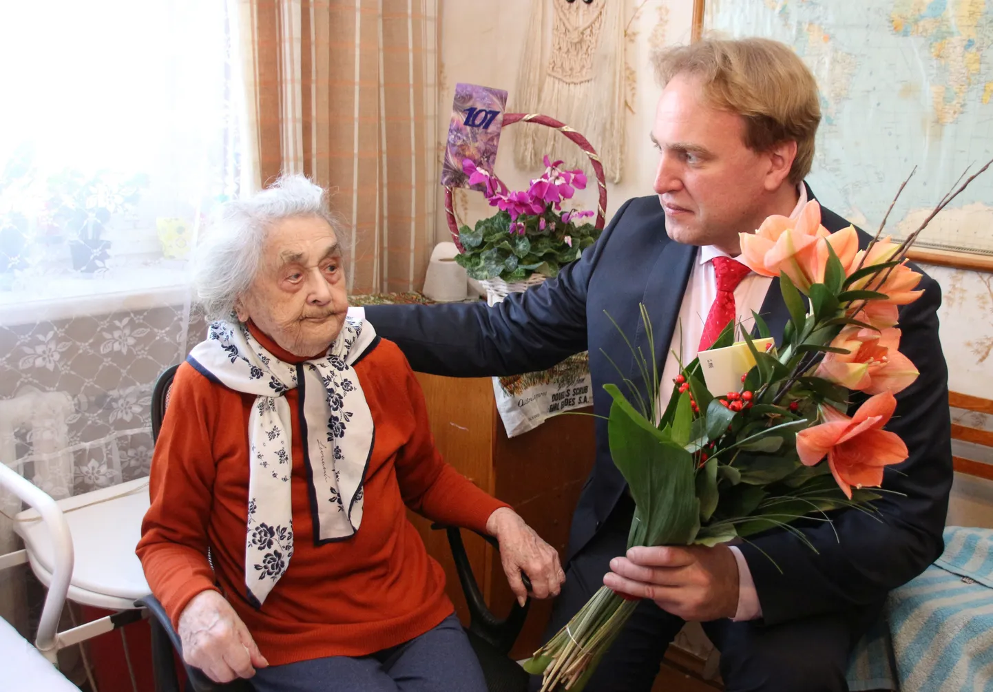 107-aastast Maria Kolki õnnitleb Võru linnapea Anti Allas.
