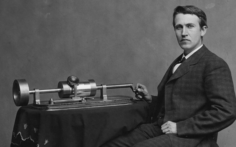 Thomas Alva Edison poseerimas oma fonograafiga.