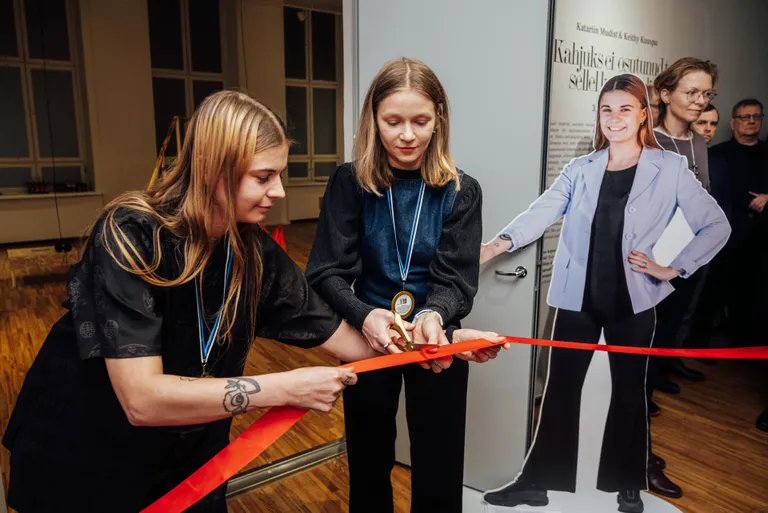 Keithy Kuuspu (vasakul) ja Katariin Mudist avasid oma näituse 31. jaanuaril ja tulevad seda auhinnagalaga lõpetama 1. märtsil.