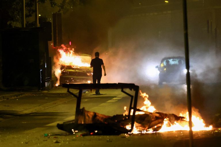 Беспорядки продолжаются в пригороде Парижа Нантере, где был застрелен подросток