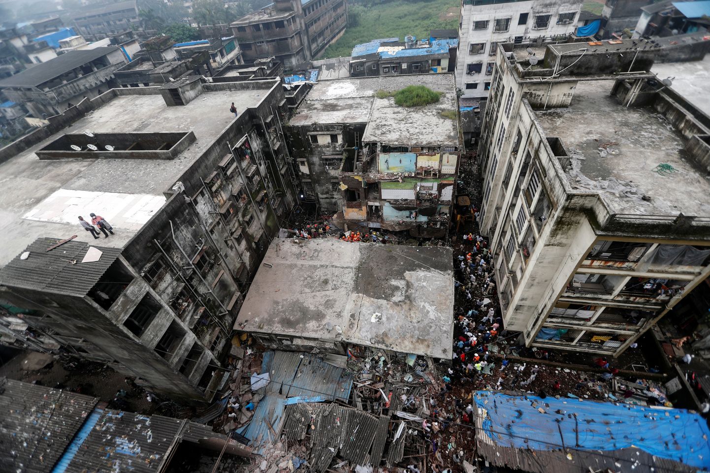Päästetöötajad püüavad leida Indias Mumbai eeslinnas kokku varisenud elumaja rusudest ellujäänuid.