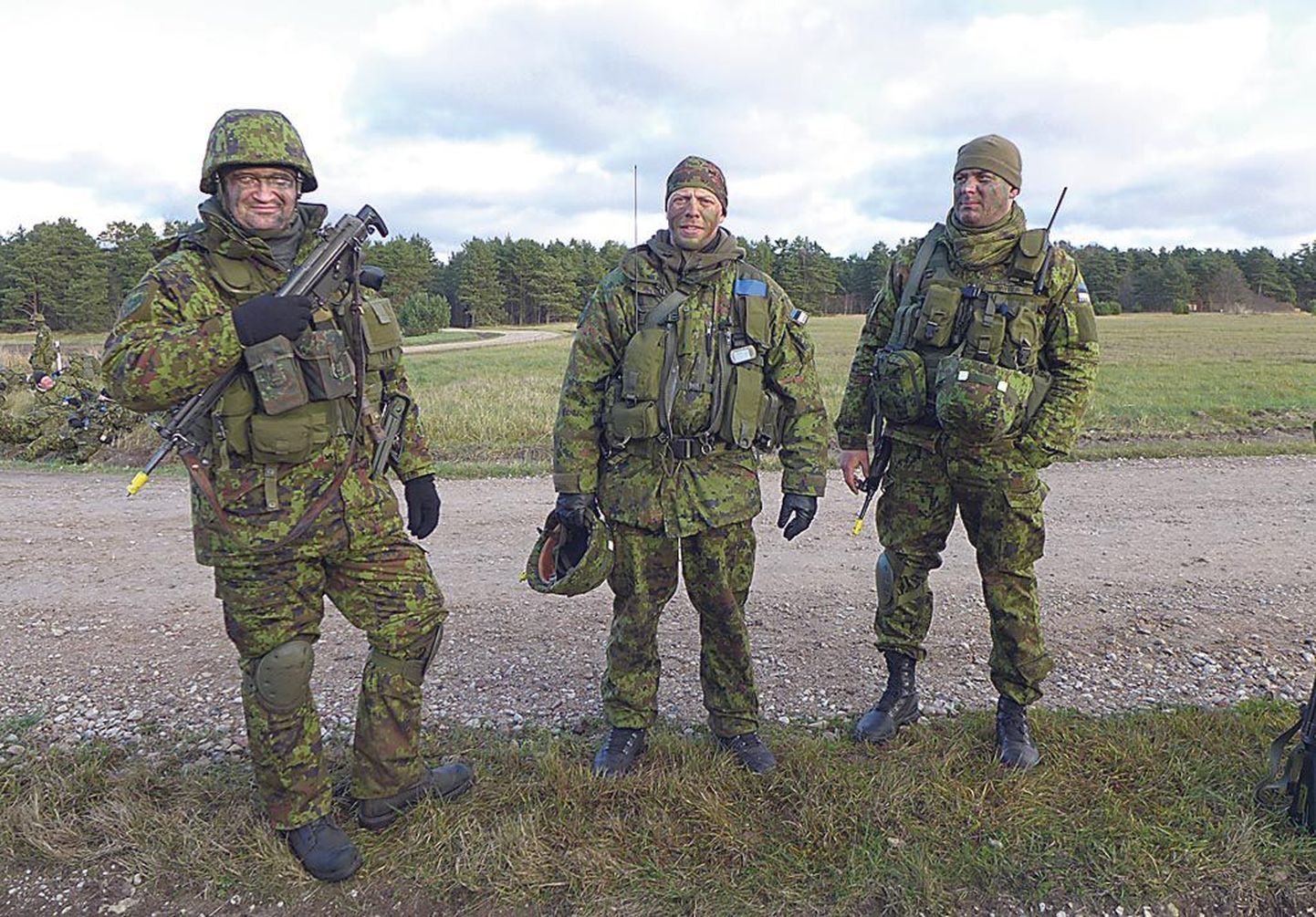 Pärnumaa maleva vastne noorteinstruktor Kaido Lüll (keskel) võitluskaaslastega Kaitseliidu suurõppusel Orkaan Saaremaal.