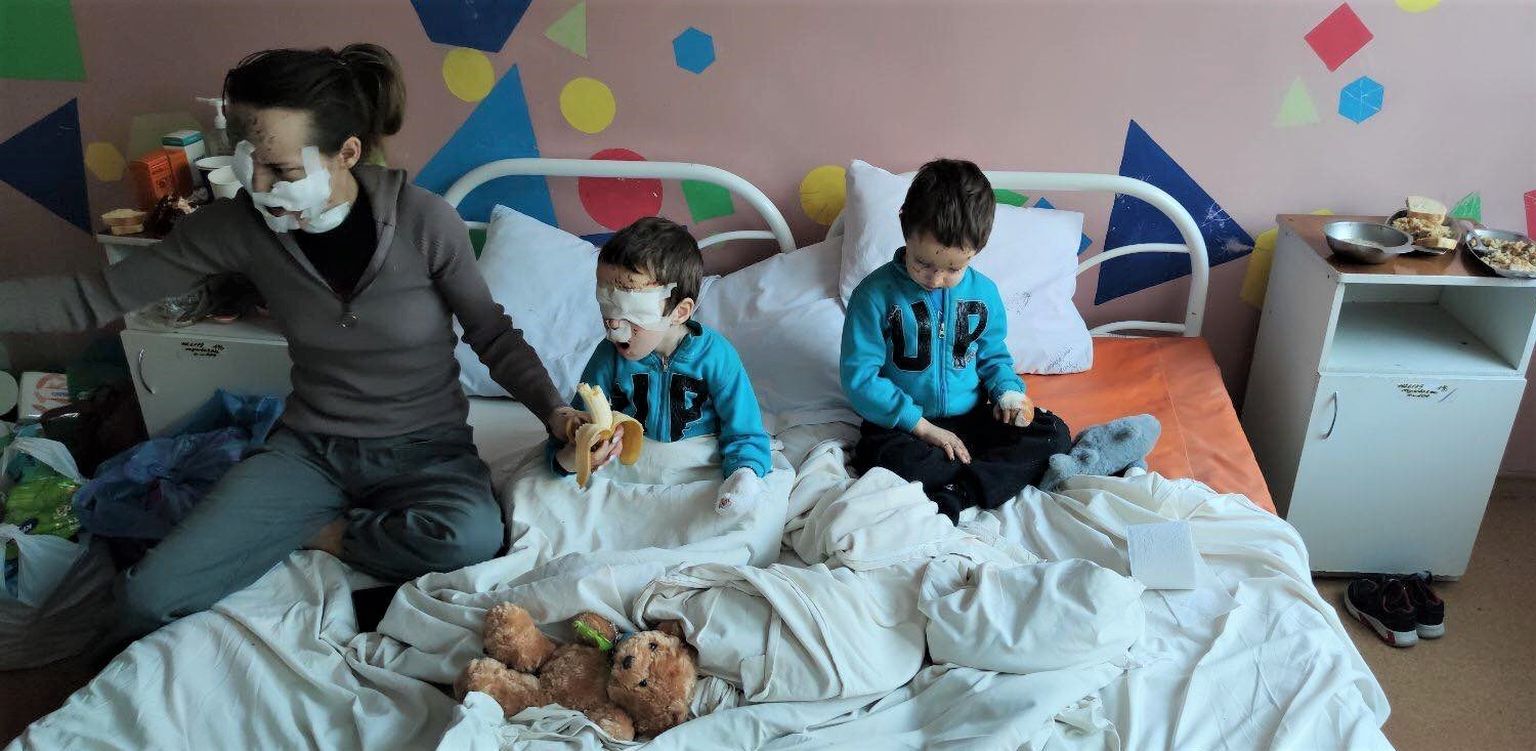 Naine kahe pojaga Sjevjerodonetski haiglas. Sjevjerodonetskist põgenevad praegu samuti kõik nagu Mariupolistki.
