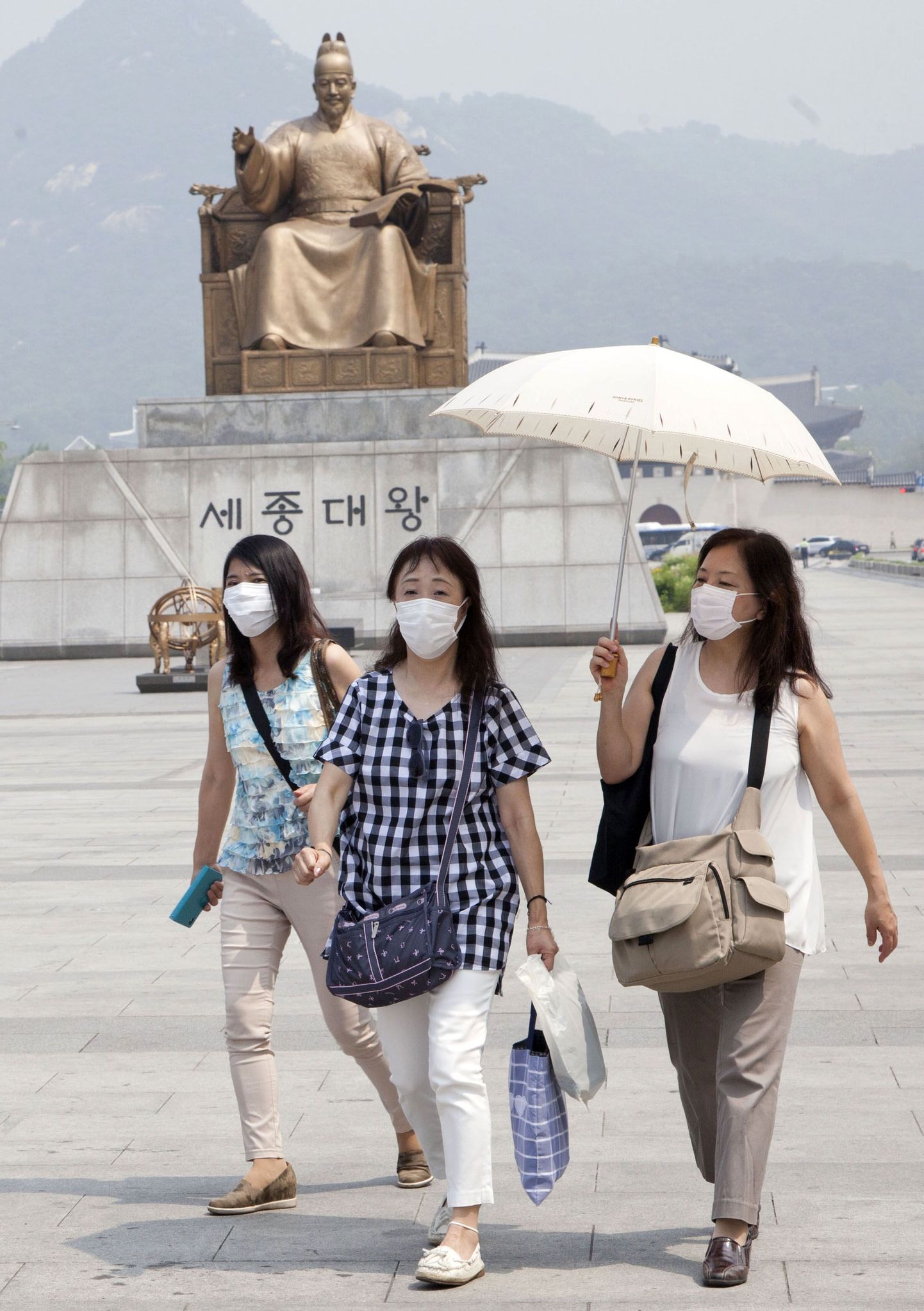 MERSi hirmus turistid käivad Lõuna-Koreas ringi maskidega.