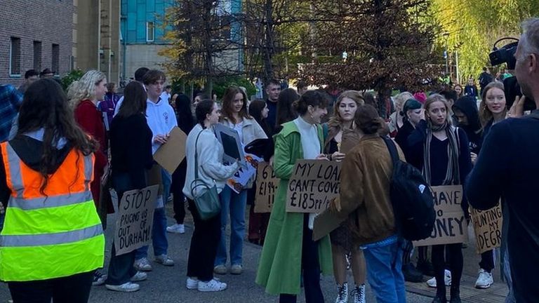 Студенты Даремского университета вышли на улицу с протестами