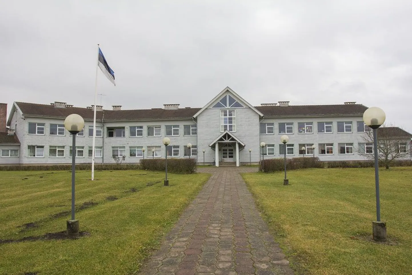 Leie põhikoolis, mille hoone on alles 20 aastat vana, käib sel õppeaastal 40 õpilast. Samas majas asuvad ka Leie raamatukogu, lasteaed ning noortekeskus.