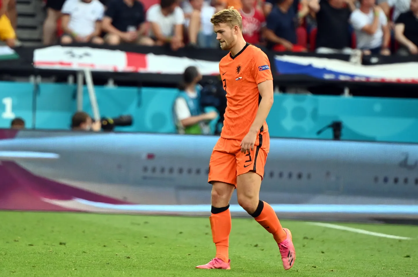 Matthijs de Ligt väljakult lahkumas.