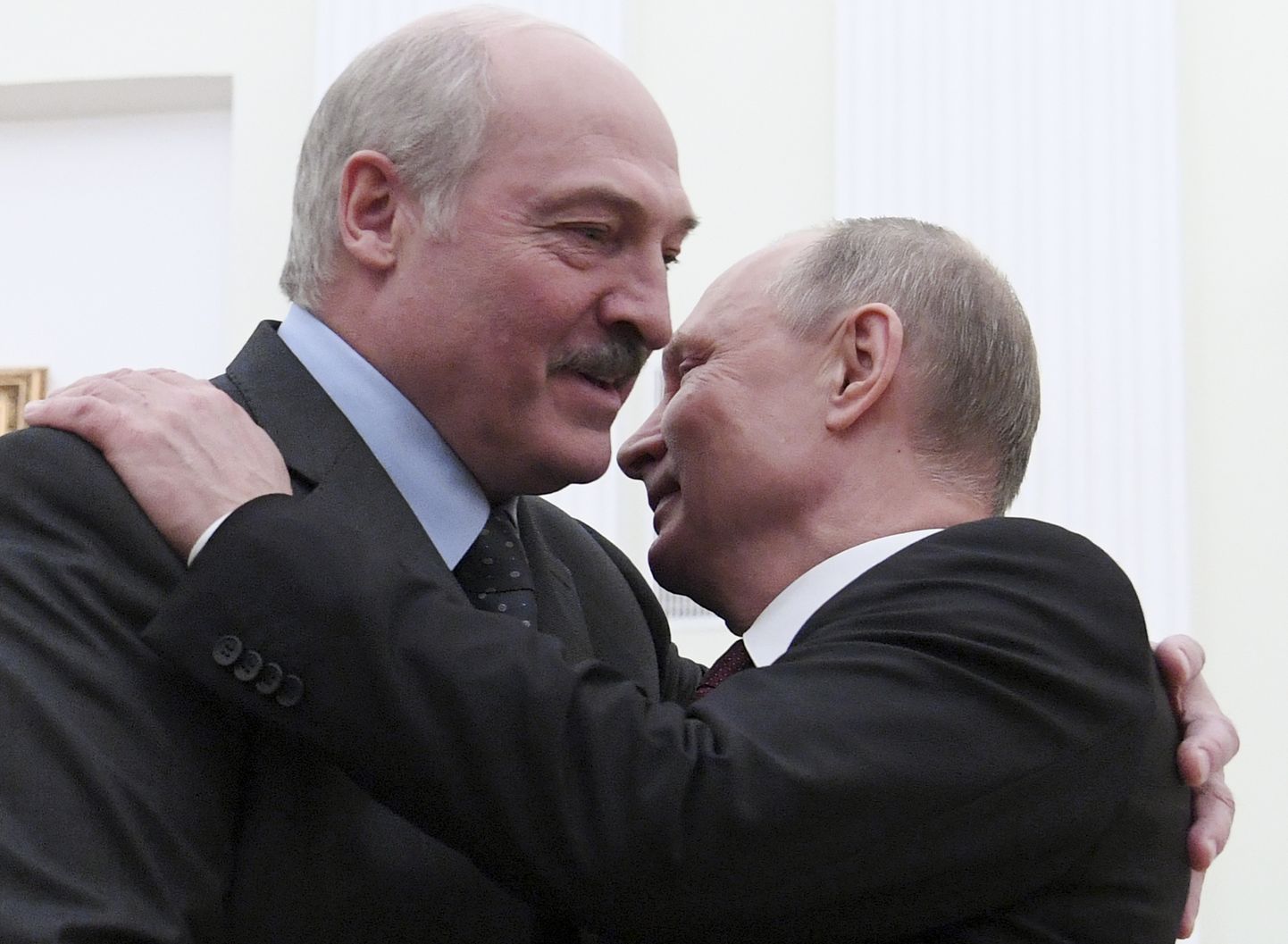 Valgevene president Aleksandr Lukašenko embamas Vene presidendi Vladimir Putiniga.