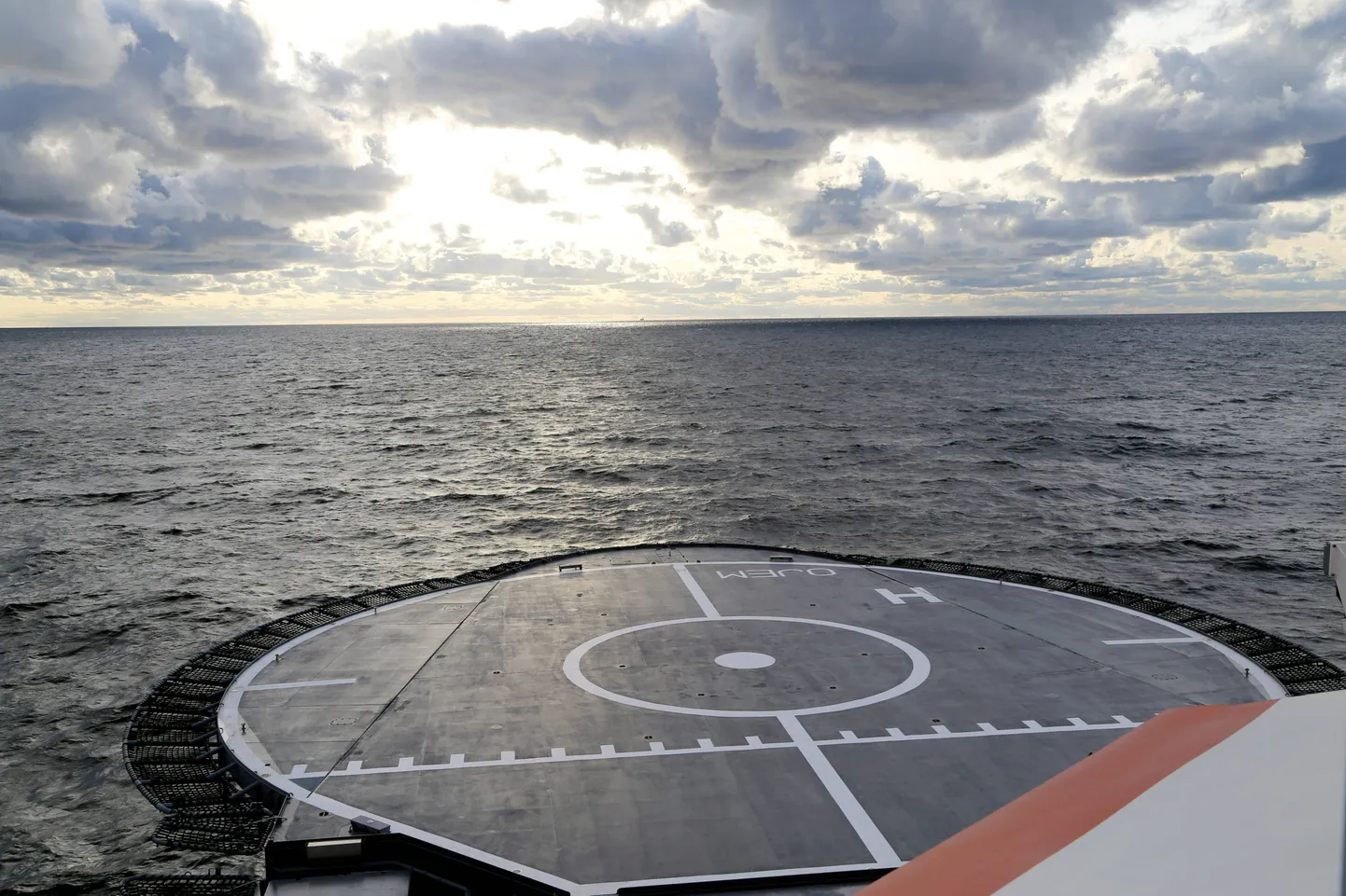 Soome piirivalve patrull-laev Balticconnectori lekkekoha lähenduses.