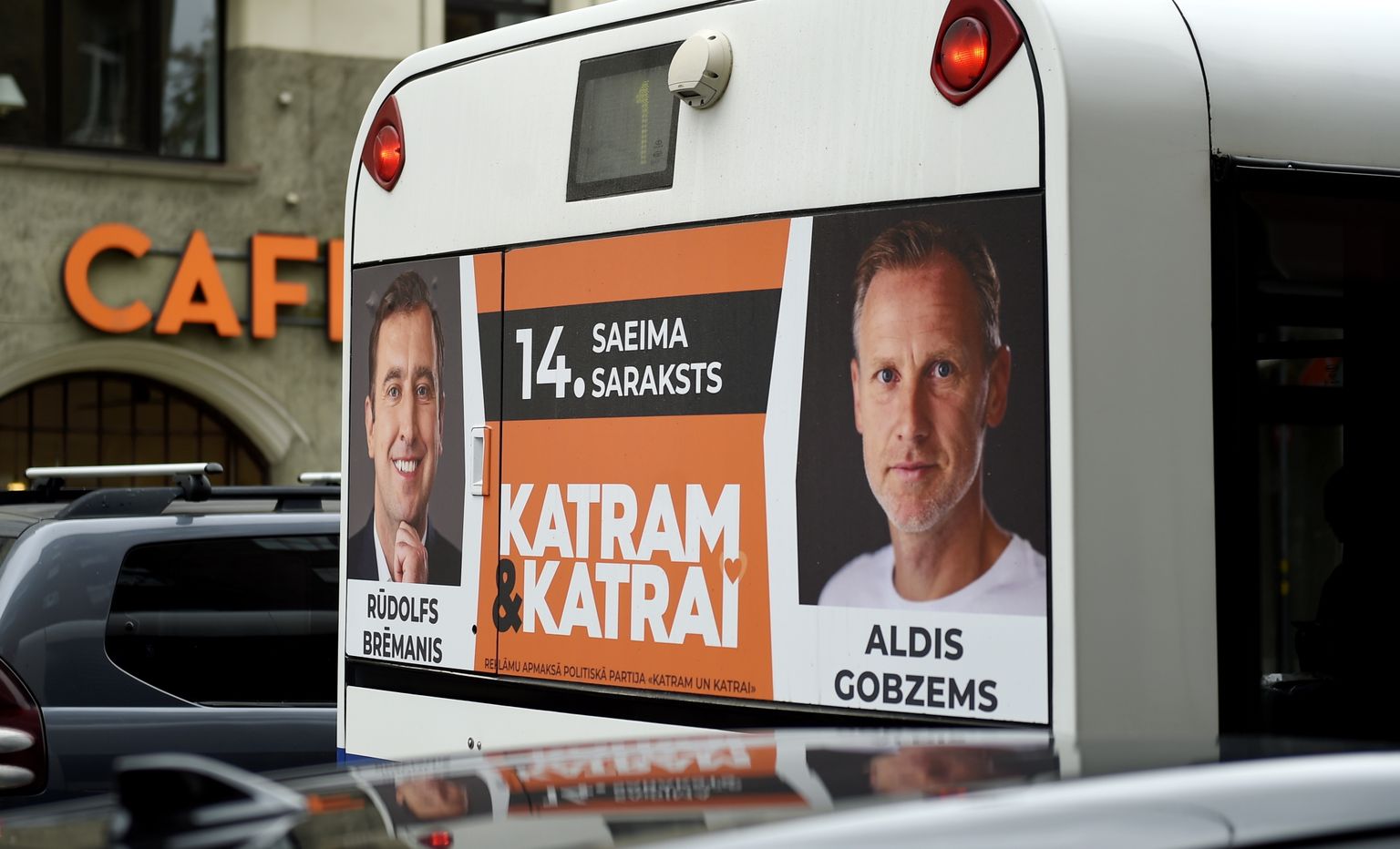 Реклама партии "Каждому и каждой" на общественном транспорте. Глава партии - Алдис Гобземс.