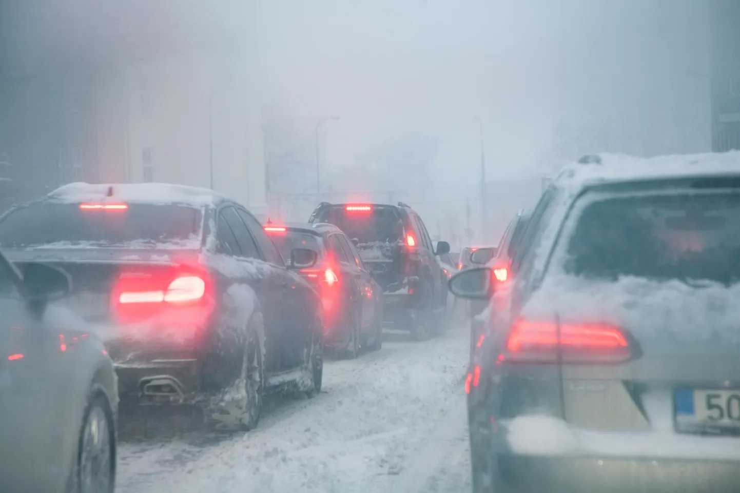 Transpordiameti ilmahoiatuse kohaselt on õhtuks ja ööseks oodata suuremat lumesadu ja keerulisi liiklusolusid, mistõttu tasub sõidud võimalusel lükata homsele.