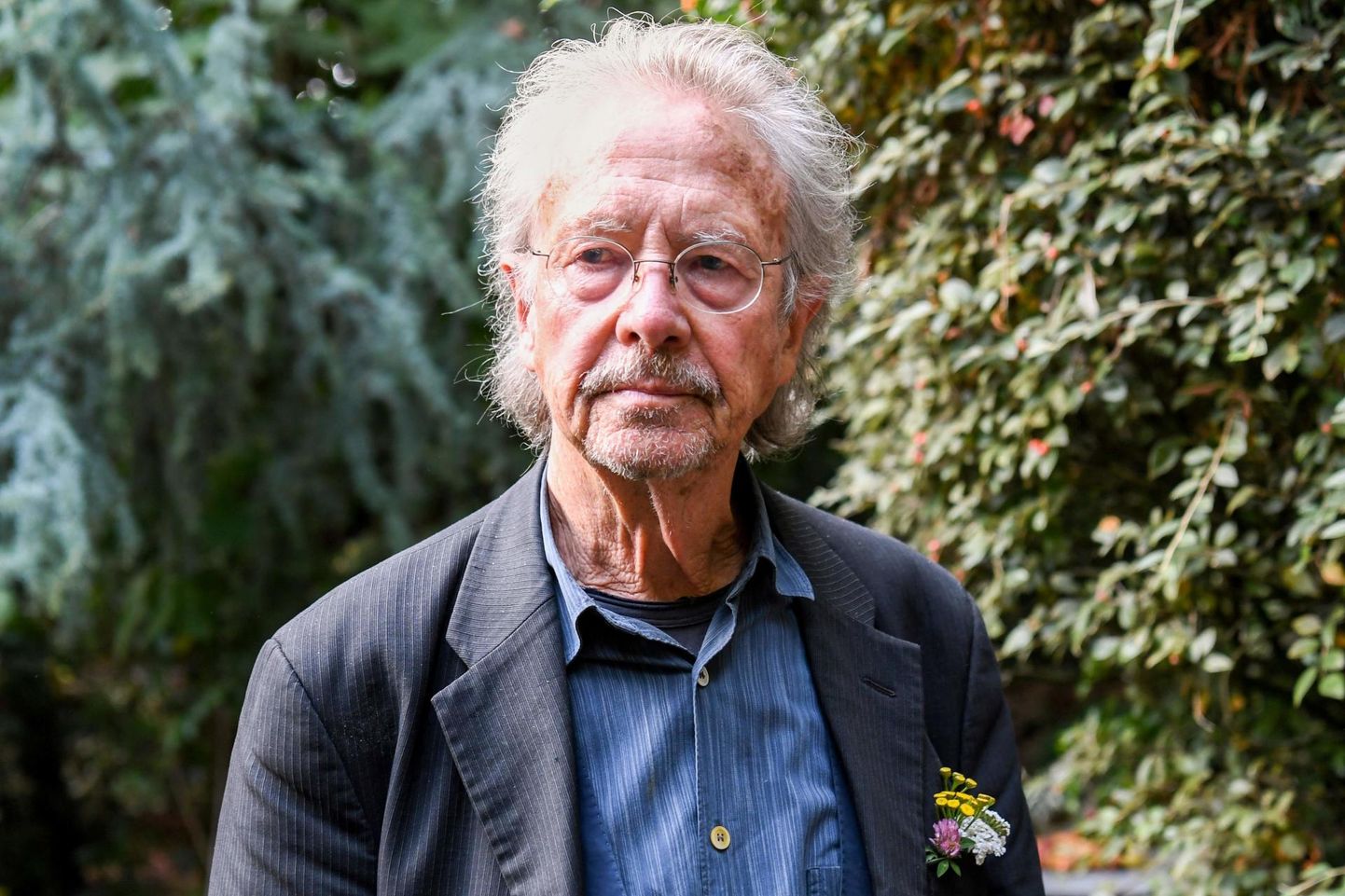 Austria kirjanik Peter Handke oma aias pariisi lähedal Chaville&#39;is 10. oktoobril, peale tänavus Nobeli kirjanduspreemia väljakuulutamist. FOTO: Christian Hartmann/Reuters