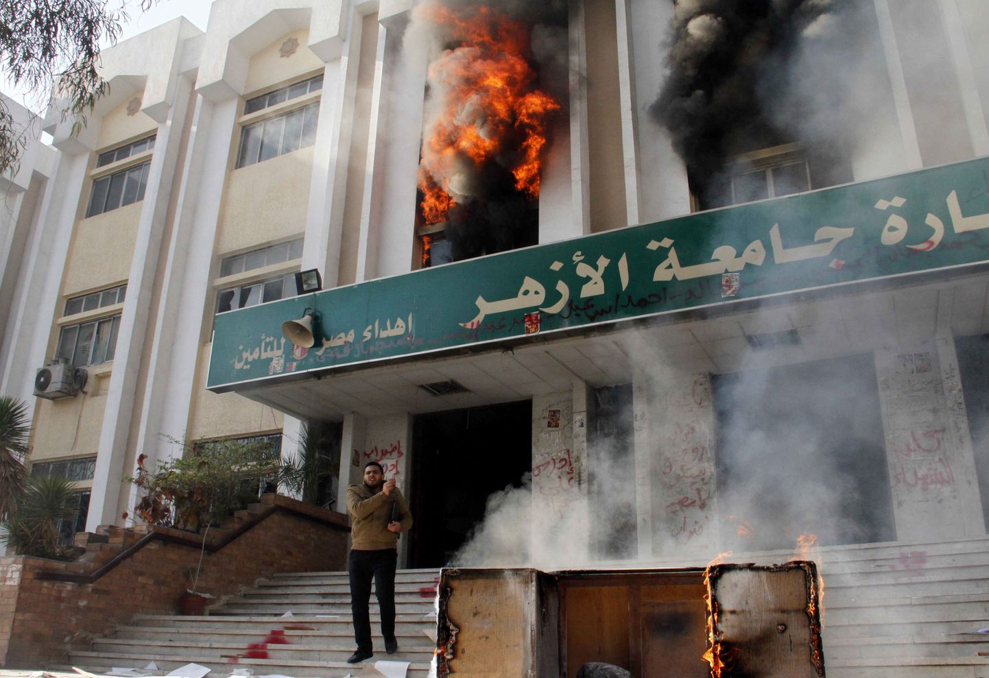 «Братья-мусульмане» подожгли Каирский университет.
