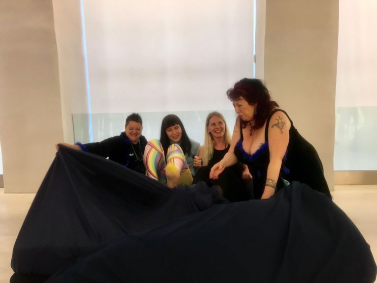 Annie Sprinkle'i ja Beth Daviese performance Cuddling Athens kutsus inimesi seitsmeks minutiks kallistama Foto: