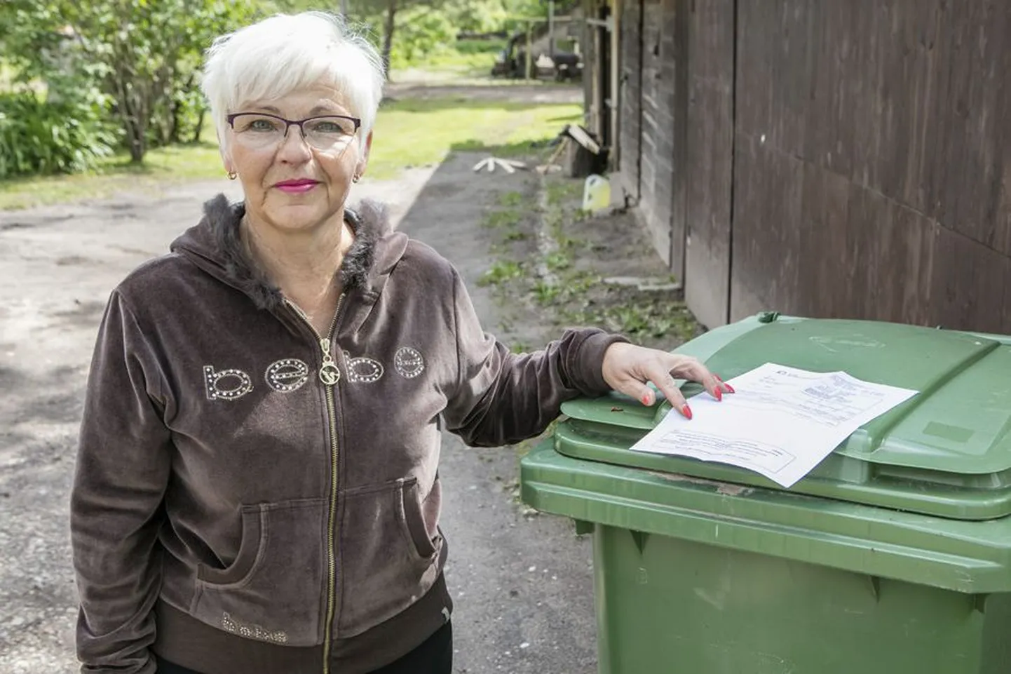 Kui seni on Viljandi vallas elav Piia Mänd maksnud prügiveo eest iga kuu umbes seitse eurot, siis edaspidi tuleb tal arve tasumiseks oodata nii kaua, kuni see kerkib vähemalt 65-sendiseks, sest väiksema summaga Eesti Keskkonnateenused arvet ei väljasta. See võib aega võtta mitu aastat.