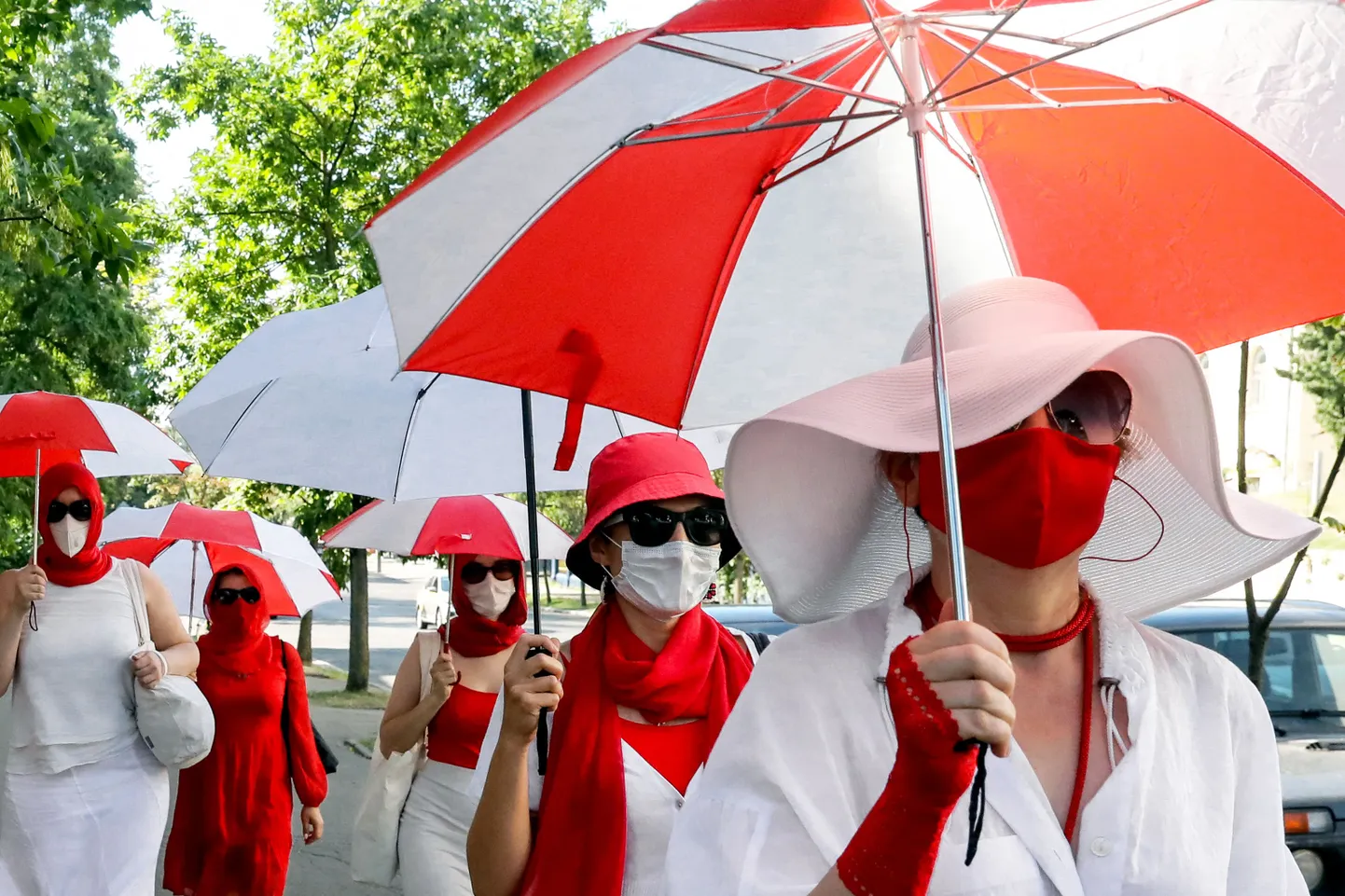 Valgevene naised protestimarsil Minskis endise riigilipu valge-puna-valge värvides, näidates sellega üles toetust poliitvangidele. Foto on tehtud 2021. aasta 18. juulil.
