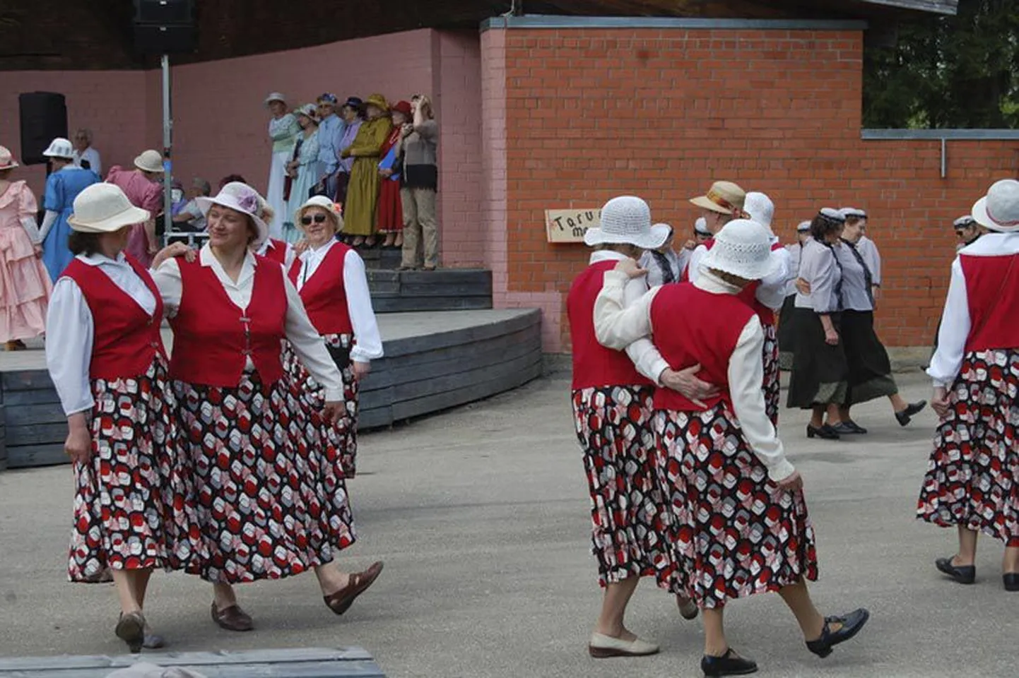 Pühapäeval tantsisid Mustlas memmed ja taadid. Järgmisel aastal peetakse suvepidu Mõisaküla suveaias.