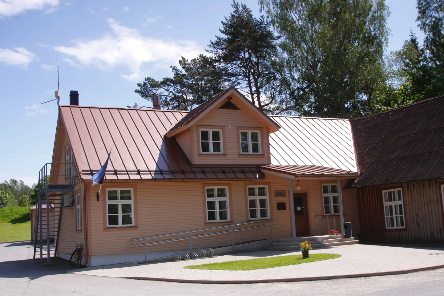 Nõuni raamatukogusse koliva postipunkti lahtiolekuajad on pisut külastajasõbralikumad, kui need Hellenurme postkontoril olid.