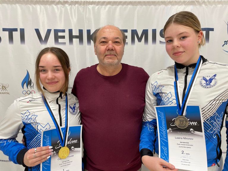 Gabriela (vasakul) ja Leana koos treener Anatoliga Eesti meistrivõistlustel, kus nad omavahel finaalis kohtusid.