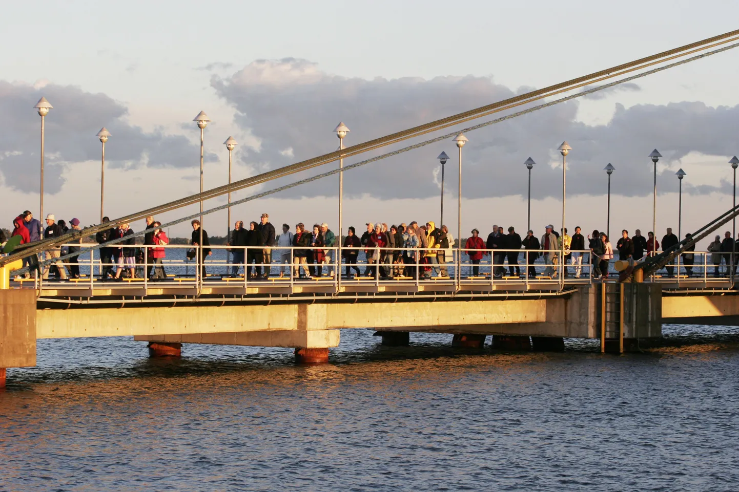 Pildil on kruiisituristid Tallinnas.