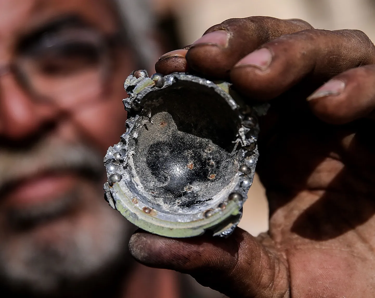Süüria armee liige äärmusrühmituse Daesh poolt valmistatud pommitükki hoidmas