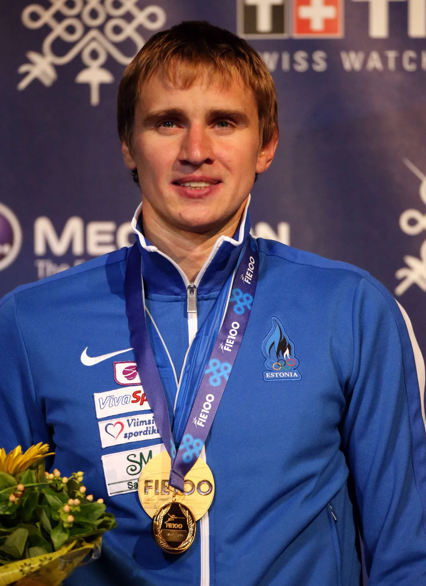 Nikolai Novosjolov maailmameistrina autasustamispjedestaalil.