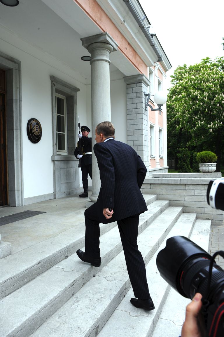 Rahandusministriks saanud Jürgen Ligi 3. juunil 2009 presidendi juurde minemas.
